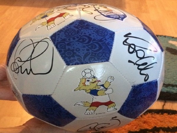 Ростовчанин продает мяч с автографами звезд бразильского футбола за 150 тысяч рублей