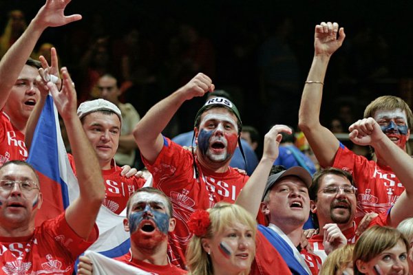 Болельщики в Сочи распевают песни и едят шашлык перед матчем России и Хорватии