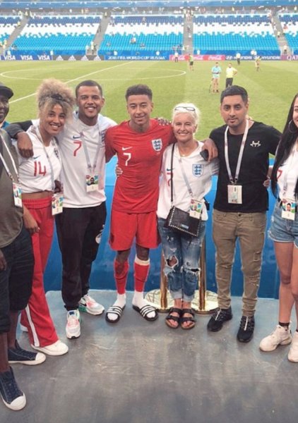 Звёзды сборной Англии встретились со своими родными после победы над Швецией
