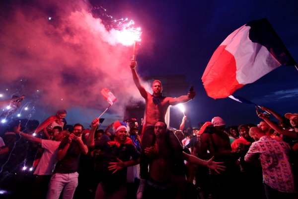 Празднование победы на ЧМ-2018 во Франции закончилось беспорядками